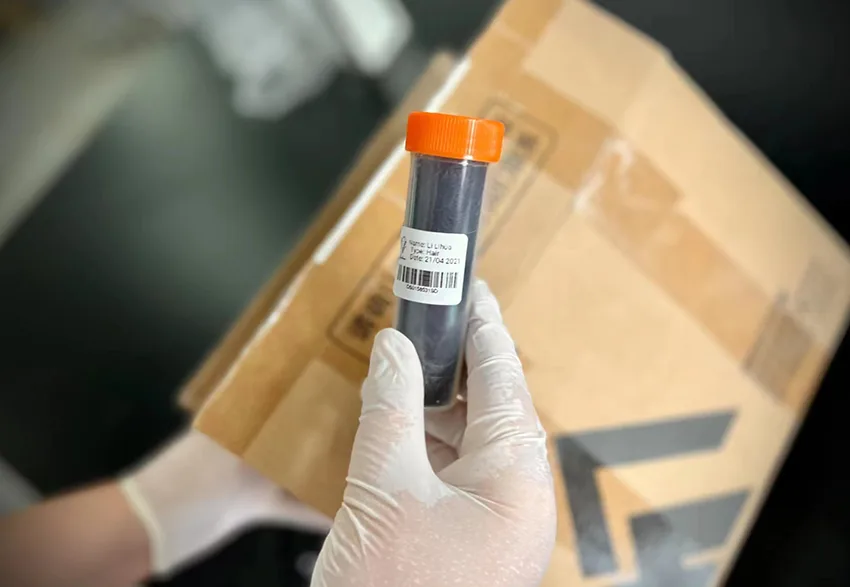 情丝戒制作流程第1步:登记装在样本管中的毛发