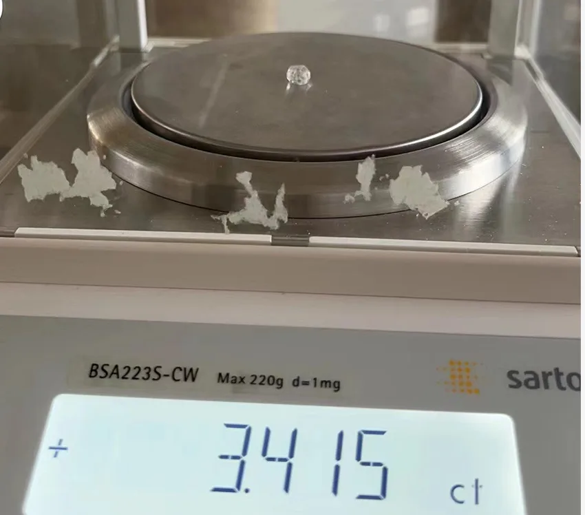 情丝戒制作流程第10步:在精密天平上称量钻石毛坯